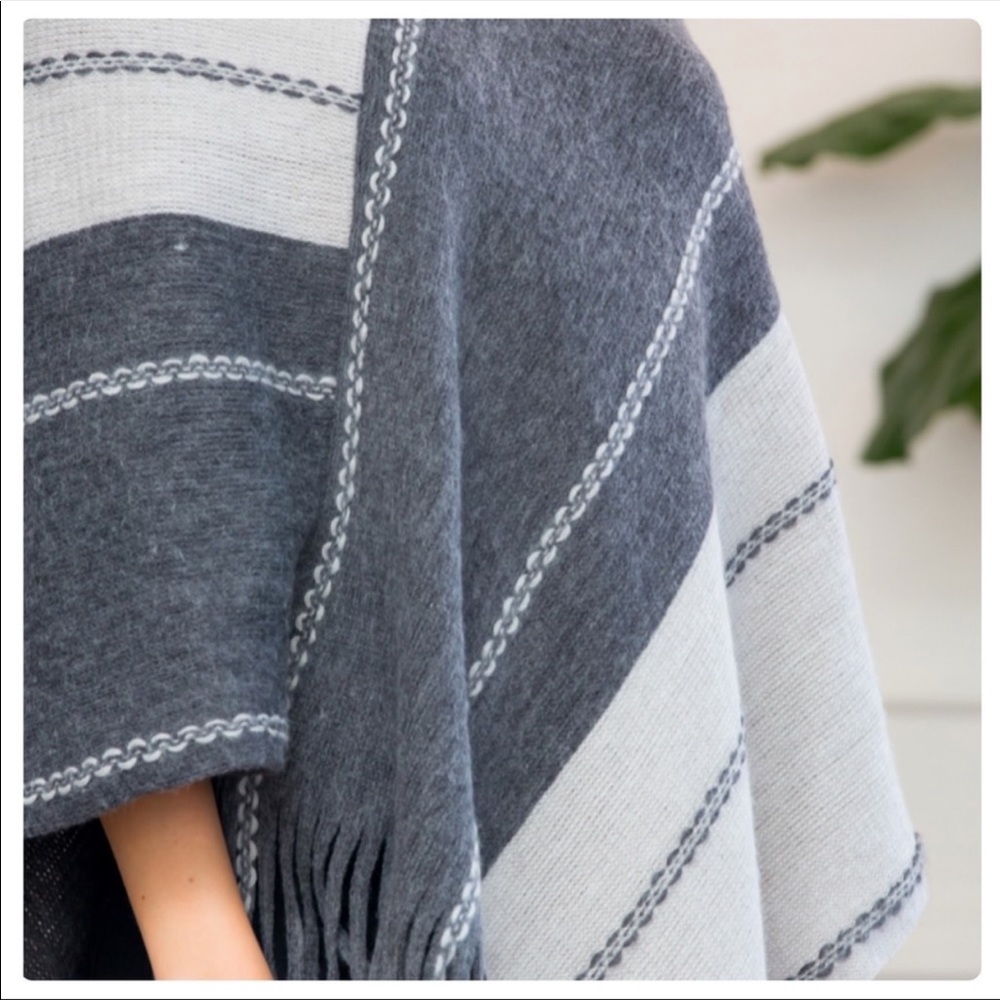 Soft Two Tone Gray Fringe Poncho - Picture 3 of 3